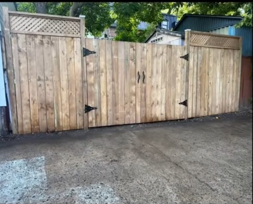 Portail de bois installé