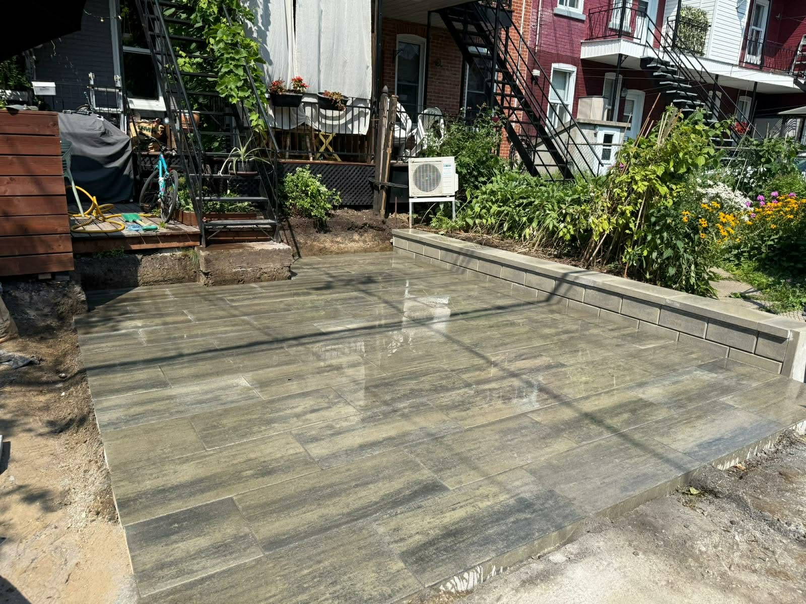 Patio en dalles avec muret
